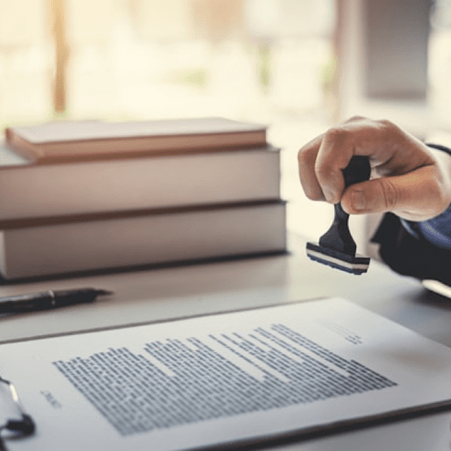 Tangan menandatangani dokumen