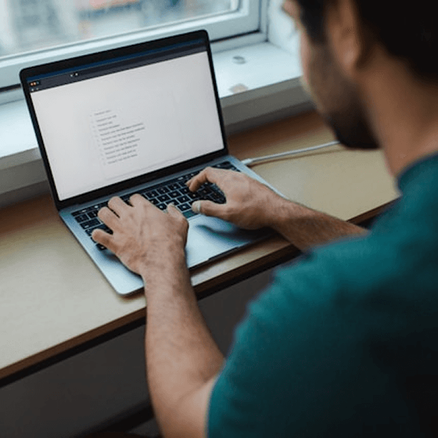 Orang bekerja dengan laptop